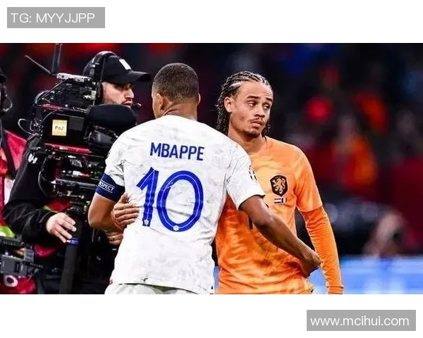 哈维西蒙斯崭露头角引领足球新潮流展现无限潜力与未来可能性