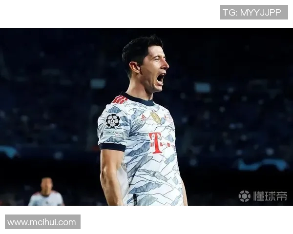 莱万状态火热欧冠赛场10场狂轰12球射手榜领跑势头强劲